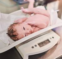 Early Hyperglycemia Linked to Increased Complications in Very-Low-Birth-Weight Infants